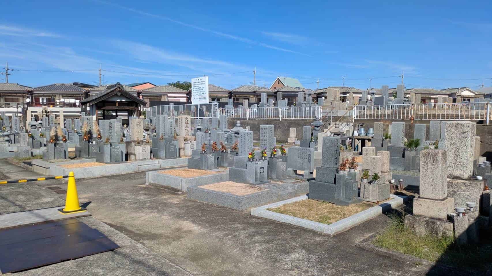 軽里共同墓地